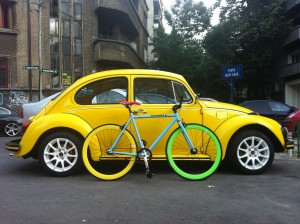 "Langa Cismigiu, in compania unui simbol urban. Beetle Clasic, galben monocrom, perfect combinat cu starea  noastra de spirit.Se vede, nu?"