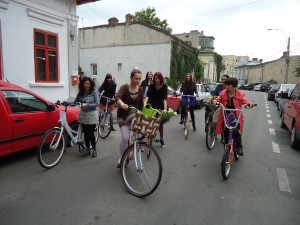 Aşa începe povestea noastră. Cu pregătiri de plecare. Biciclop. Ora 16:00. Opt fete minunate şi perechile lor: Gazelle, Puma Funk, Create Metro, Merdina şi Van Moof. 