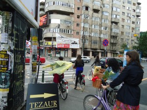 Biciclistele noastre sunt o comoară. Aici aşteptând lumina verde în Dorobanţi.