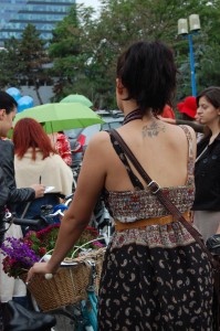 ...cu tatuaje...