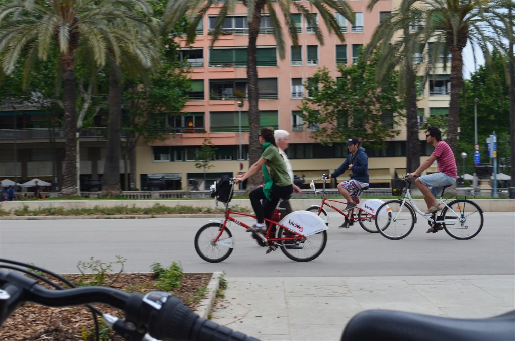 Barcelonezi pe bicicleta