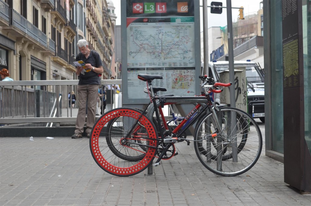 O bicicleta fixie cu roata smechera