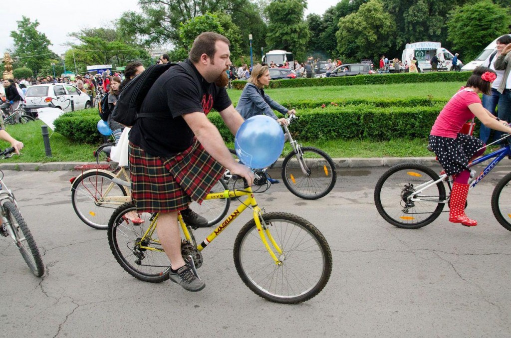 barbat_fusta_bicicleta Skirt Bike 2012, barbat in kilt!