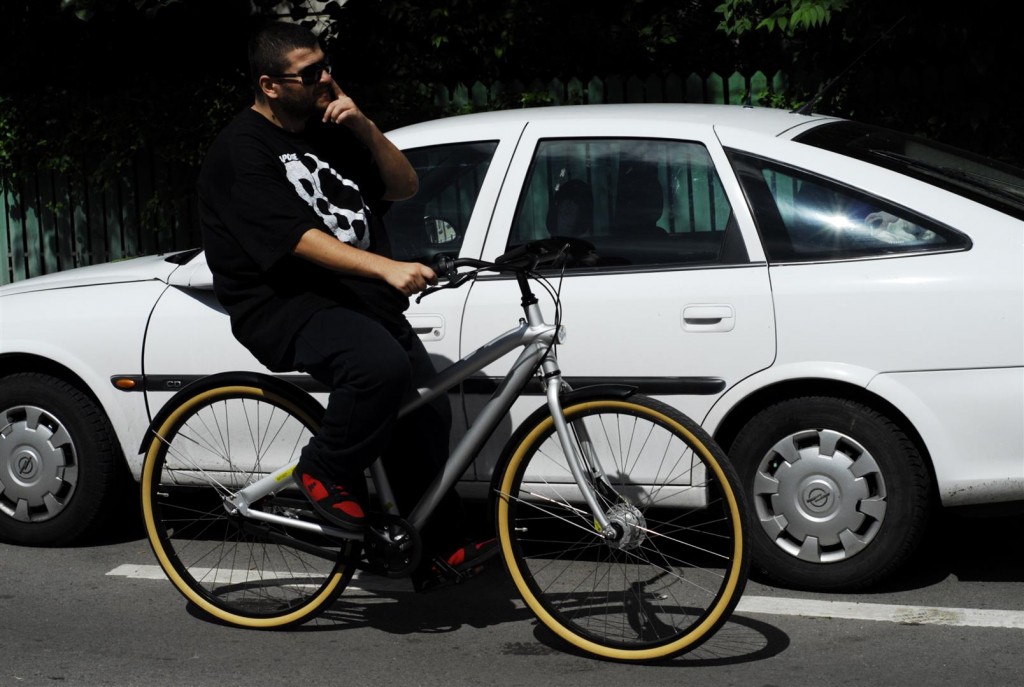 Gojira pe bicicleta