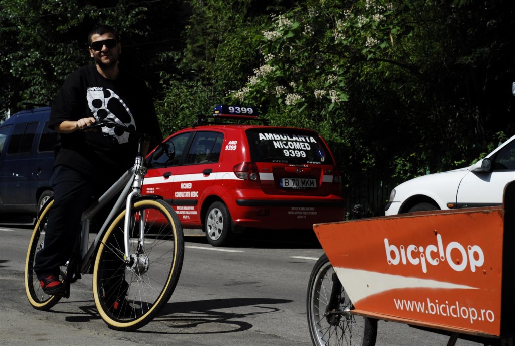 Gojira in curtea Biciclop pe un Vanmoof