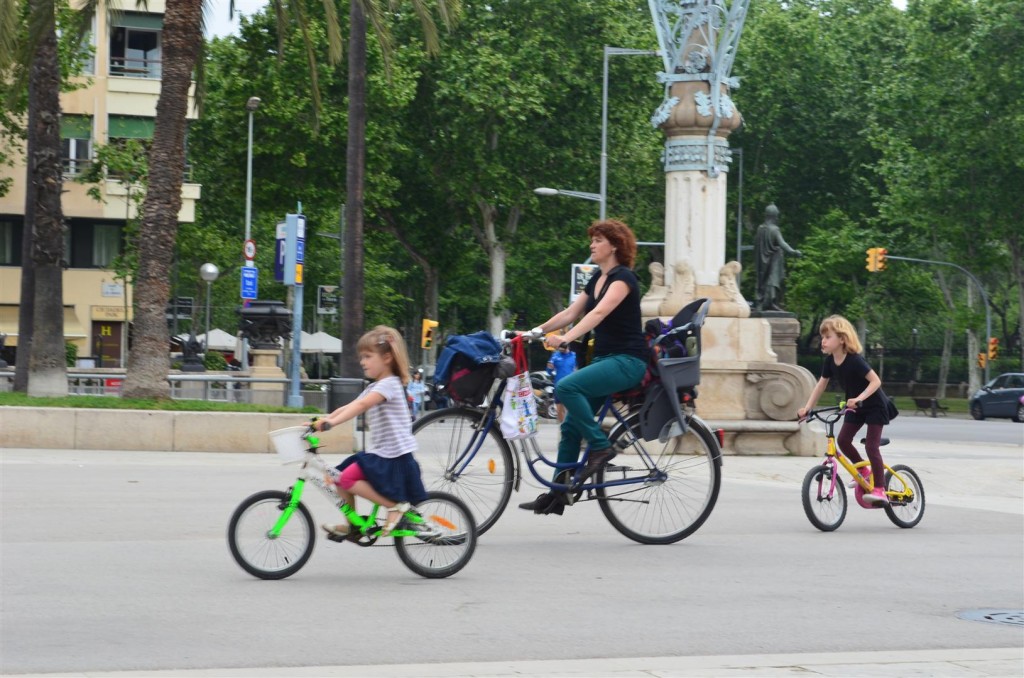 familie pe bicicleta
