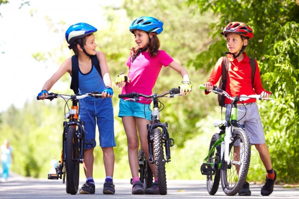 copii pe bicicleta copii pe bicicleta