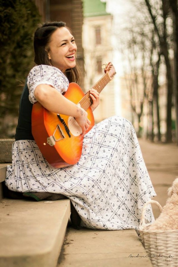 fata frumoasa cantand la chitara