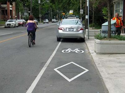 masina parcata pe pista de biciclete