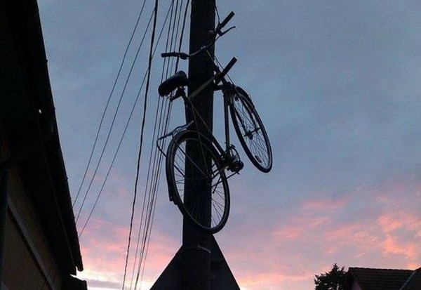 bicicleta-in-varful-stalpului-farsa-la-Lugoj bicicleta-stalp-lugoj-farsa