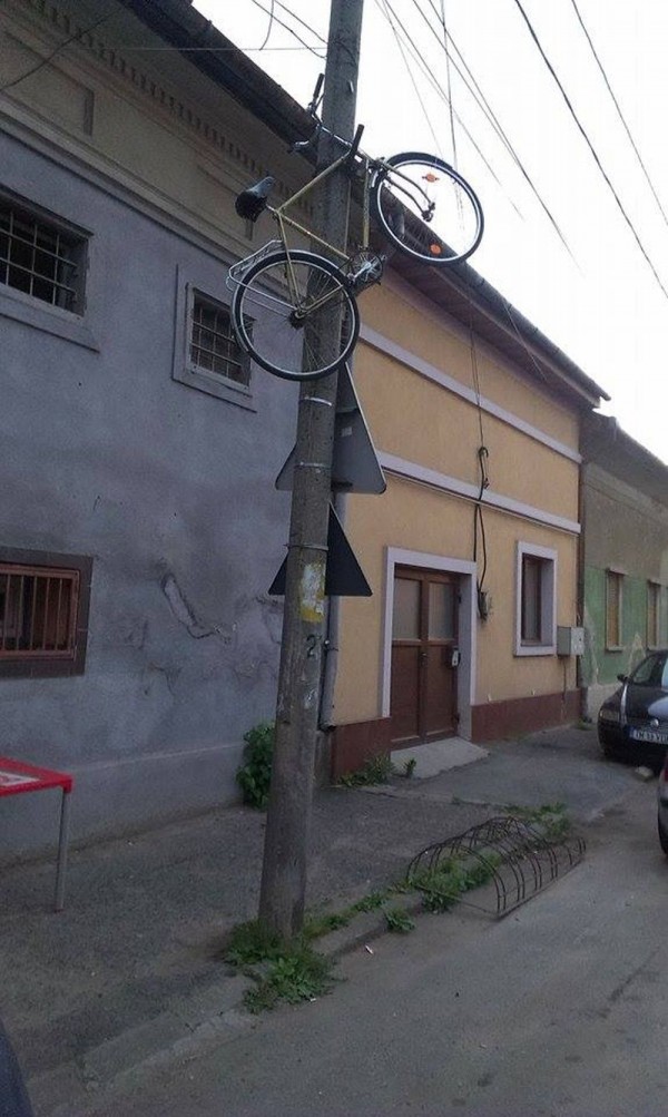bicicleta-in-varful-stalpului sistem-anti-furt-bicicleta-pe-stalp