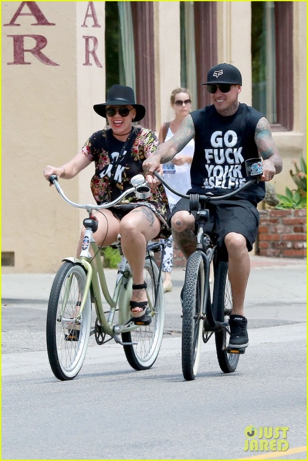  Pink and Carey Hart biciclete