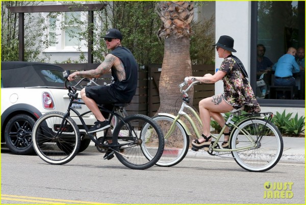 Pink si Carey biciclete de oras