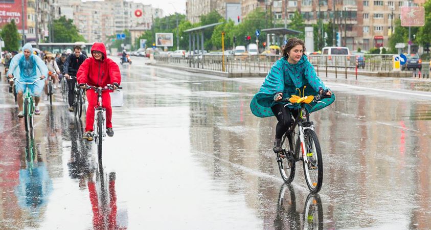 cu bicicleta pe ploaie