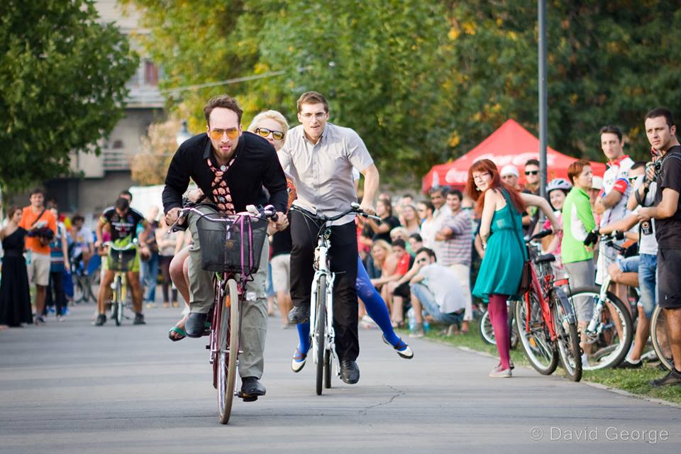 doi pe bicicleta 