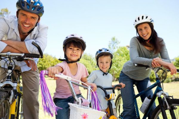 Familie pe bicicleta