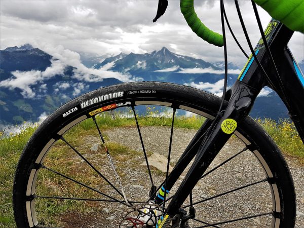 Cursiera gravel cu anvelope late 700x32c