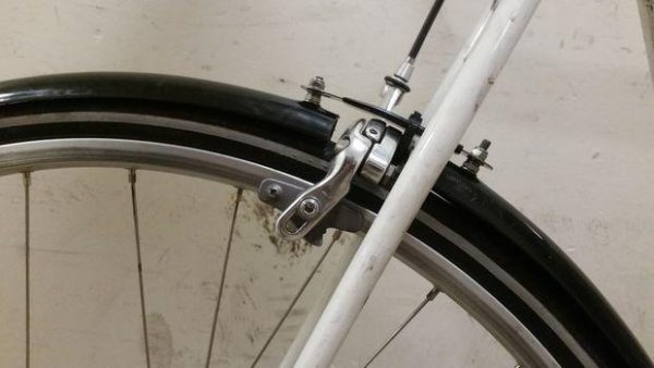 Anvelopa de bicicleta la limita spatiului dat de aripa de protectie