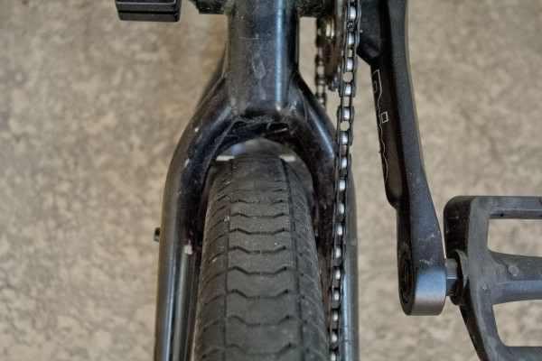 Anvelopa de bicicleta la limita spatiului in cadru 
