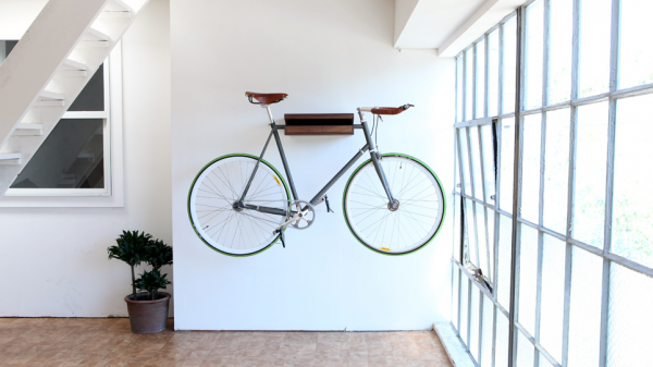 Suport de prins bicicleta pe perete lemn