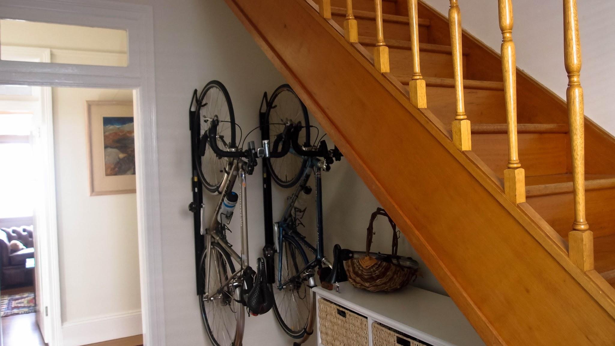 Suport de bicicleta pe perete vertical