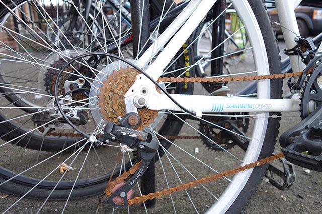 Bicicleta cu lantul ruginit